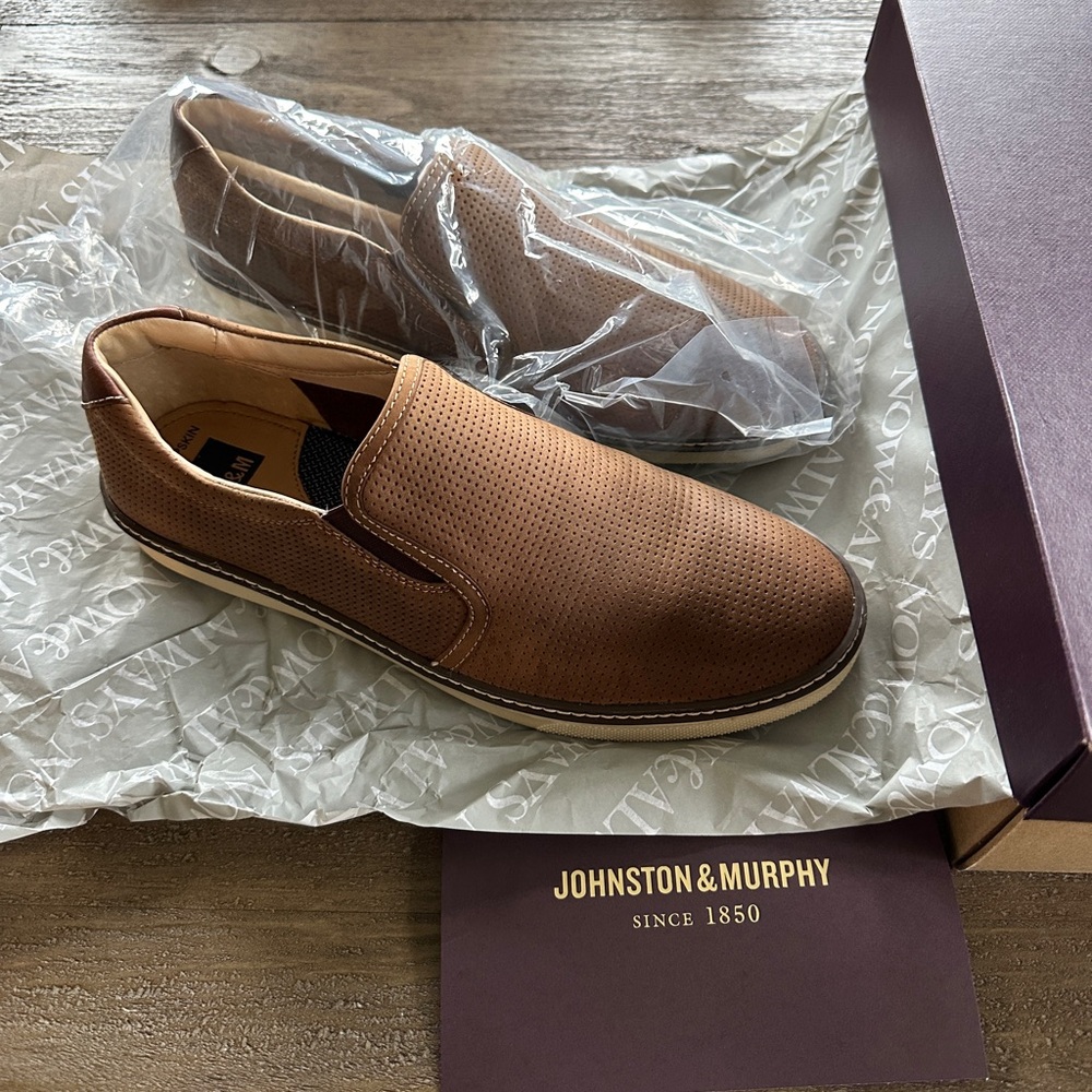 Brand NEW In Box. Size 9.5 Johnston & Murphy McGuffey Brown Slip in shoes